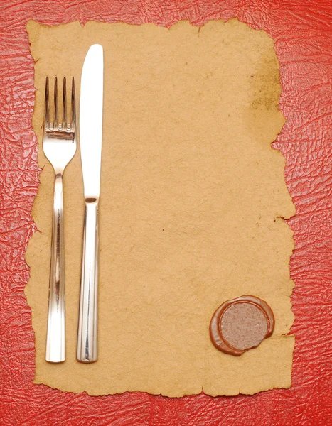 Nůž a vidličku na starý papír. prostor pro text — Stock fotografie