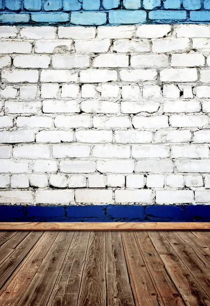 Ancienne chambre avec mur de briques et plancher de bois — Photo