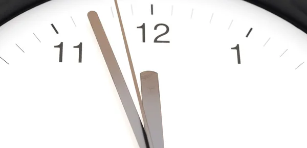 Foto do relógio mostrando cinco minutos ao meio-dia — Fotografia de Stock