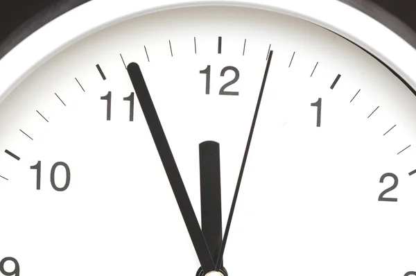 Foto van klok weergegeven: vijf minuten tot 's middags — Stockfoto