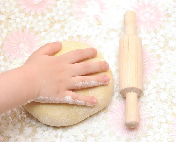 Gyermek kezét dagasztás tészta — Stock Fotó