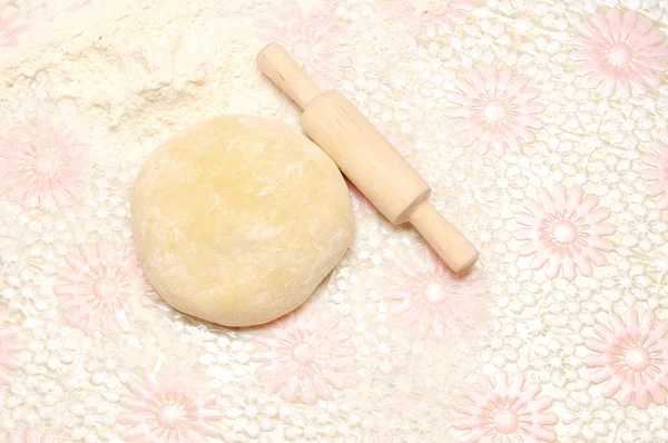 Floured rolling pin on dough — Stock Photo, Image
