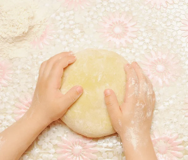 Child's hands kneading dough — Stock Photo, Image