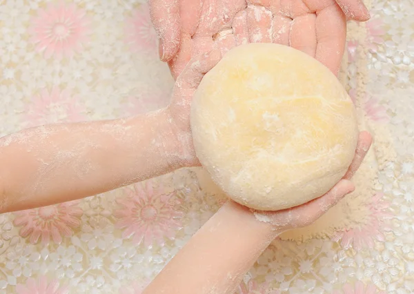 Egy gyermek segít anyu, hogy dagasztani a tésztát sütés — Stock Fotó