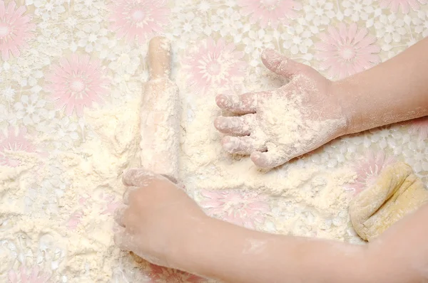 Gyermek kezét dagasztás tészta — Stock Fotó