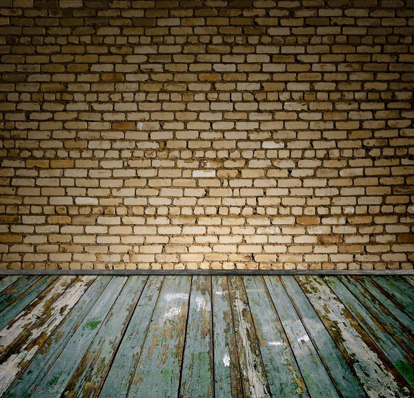 Vieja habitación con pared de ladrillo — Foto de Stock