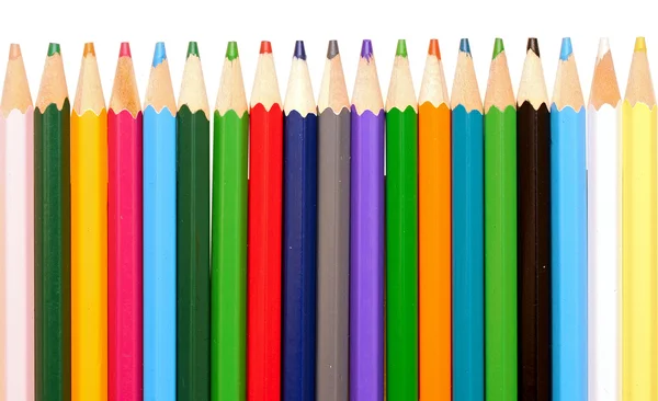 Beyaza izole edilmiş çeşitli renkli kalemler. — Stok fotoğraf