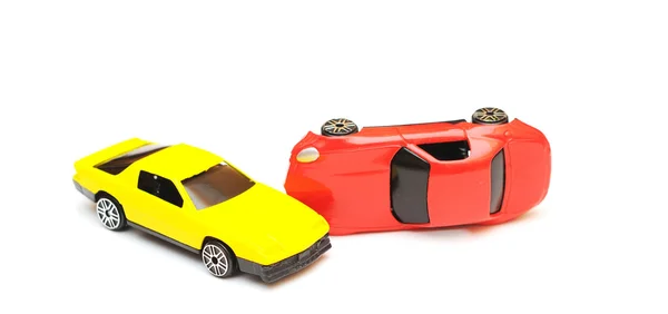 Speelgoed auto-ongeluk. auto's in crash geïsoleerd op wit — Stockfoto