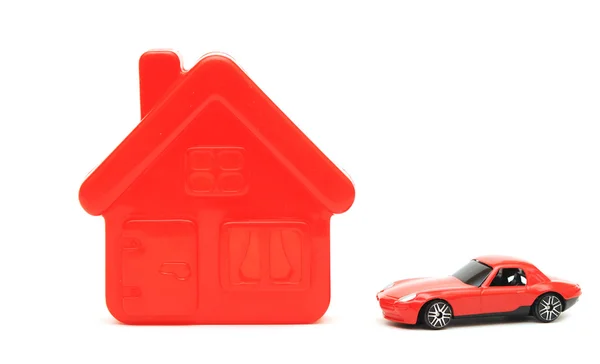 Een huis en auto speelgoed geïsoleerd op wit — Stockfoto