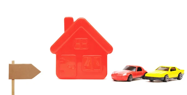 Ένα σπίτι και το αυτοκίνητο παιχνίδι που απομονώνονται σε λευκό — Φωτογραφία Αρχείου