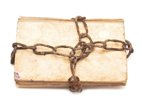 Stará kniha s řetězem na bílém pozadí — Stock fotografie