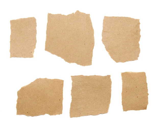 Kağıt beyaz zemin üzerine kahverengi yırtık parçaları koleksiyonu — Stok fotoğraf