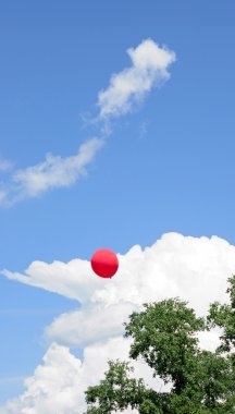 bulutlu gökyüzü arka plan üzerinde kırmızı balon