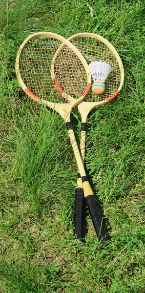 Badminton rackets on green grass — Stock Photo, Image