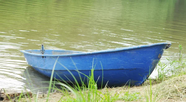 Barco azul en tierra — Stockfoto