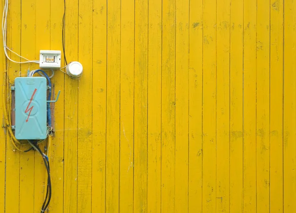 Электрический знак на желтом заборе — стоковое фото