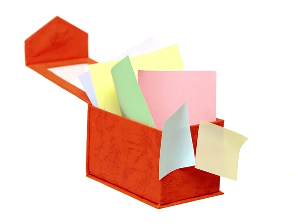 Caixa aberta com notas de lembrete de cor em um fundo branco . — Fotografia de Stock