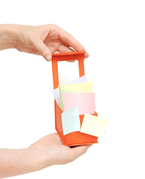Caixa vermelha com notas de cor pegajosa na mão das mulheres — Fotografia de Stock
