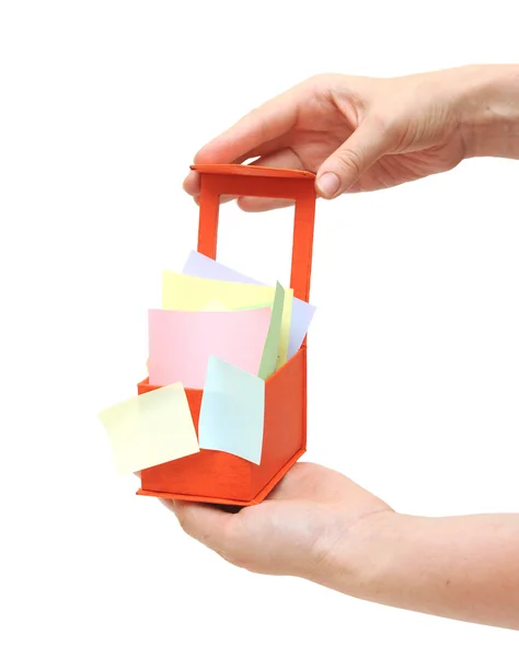 Caixa vermelha com notas de cor pegajosa na mão das mulheres — Fotografia de Stock