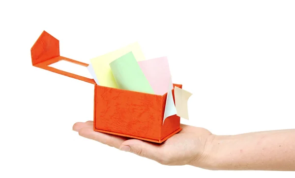 Boîte rouge avec des notes collantes de couleur sur la main des femmes — Photo