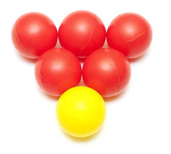 Bolas de plástico vermelho e amarelo da pequena cidade infantil — Fotografia de Stock