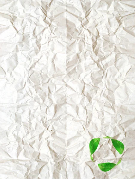 Tekstura zmięty papier biały i zielony znak recyklingu — Zdjęcie stockowe
