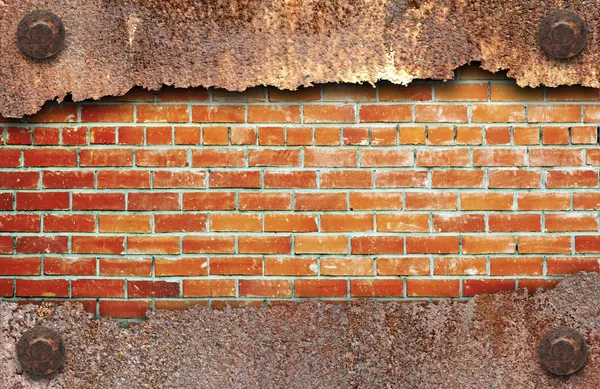 Texture métallique déchiré sur fond de mur de briques — Photo