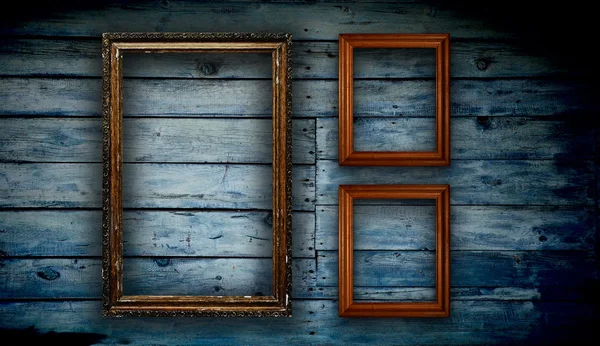 Dřevěný rám fotografie na staré dřevěné stěně — Stock fotografie
