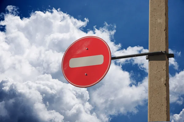 Proibição de sinal de tráfego contra o céu com nuvens — Fotografia de Stock