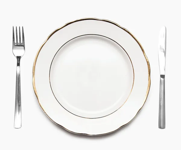Bıçak, beyaz tabak ve çatal beyaz zemin üzerine — Stok fotoğraf