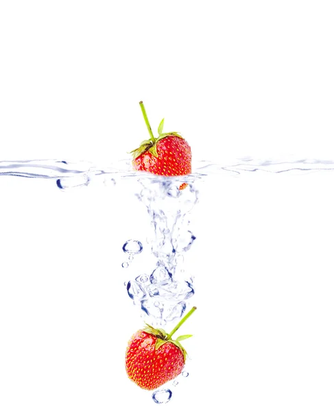 Bakgrund av bubblor bildas i vatten efter jordgubbar är — Stockfoto