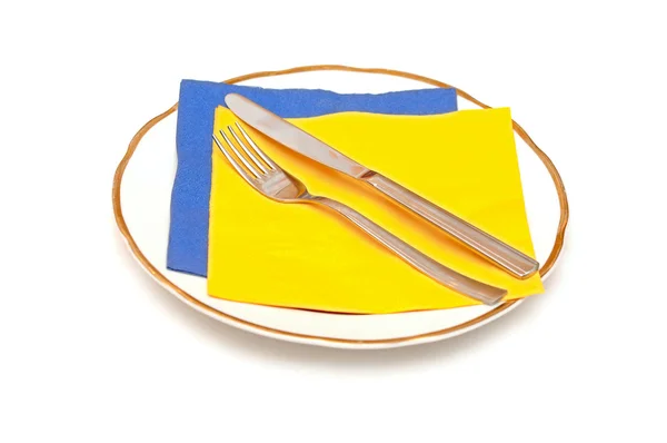 刀子叉子餐巾和孤立在白色的板 — 图库照片