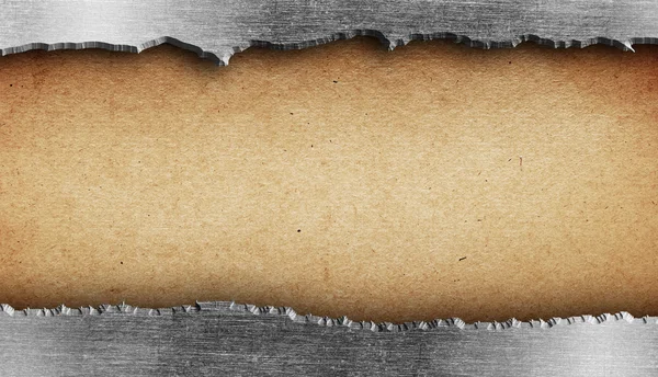 Gescheurde metalen textuur over oud papier — Stockfoto