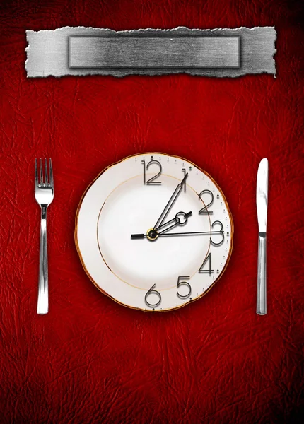 菜单。餐具和时钟。在食品中的概念限制 — 图库照片