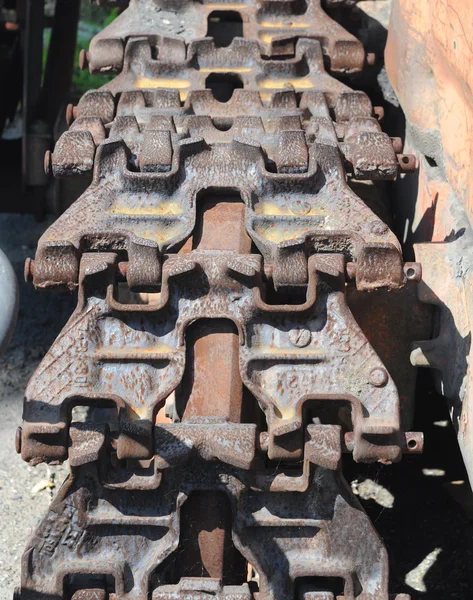 Detalles y ruedas de acero de orugas de un vehículo antiguo — Foto de Stock