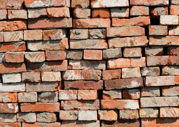 Une pile de vieilles briques rouges sur le chantier de construction — Photo