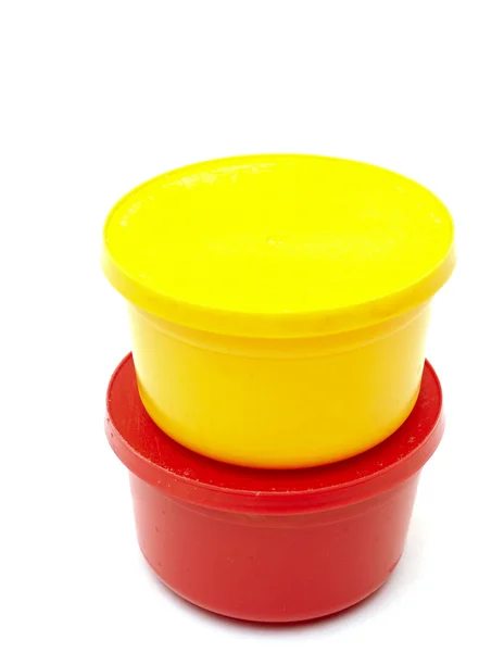 Żółte i czerwone plastikowe można na biały — Zdjęcie stockowe