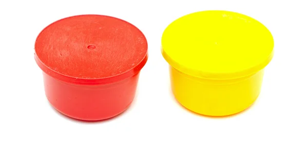 Latas de plástico amarillo y rojo sobre blanco —  Fotos de Stock
