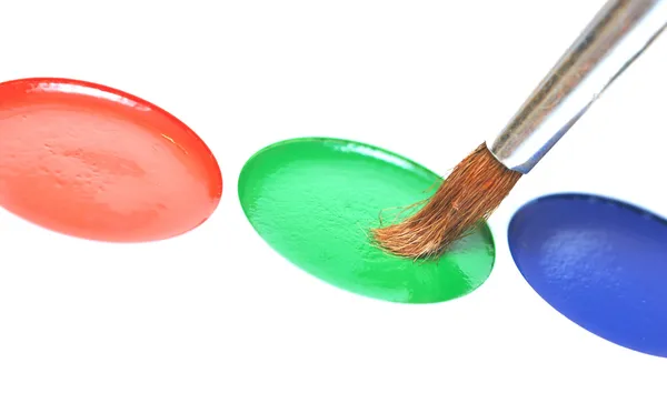 クローズ アップ水の色塗料とブラシ — ストック写真