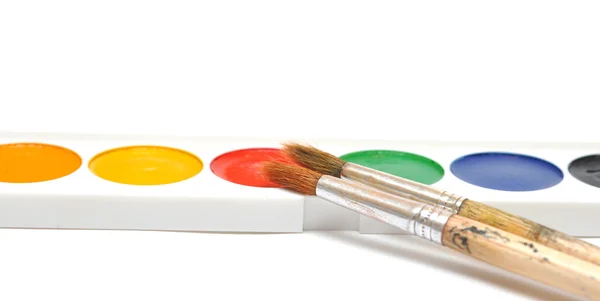 Closeup tintas e pincéis de cor de água — Fotografia de Stock