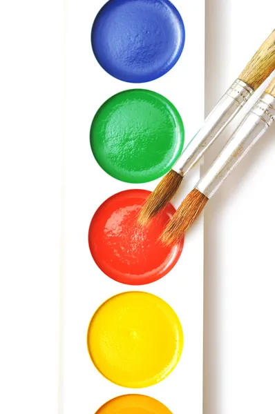 Vértes víz színes festékek és ecsetek — Stock Fotó
