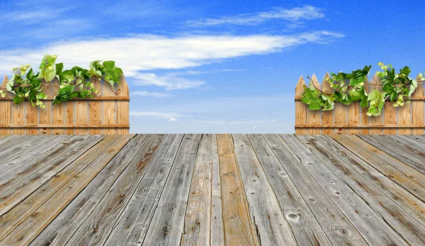 Terraço de madeira e céu azul — Fotografia de Stock