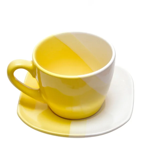 Gelbe Teetasse auf weißem Hintergrund — Stockfoto