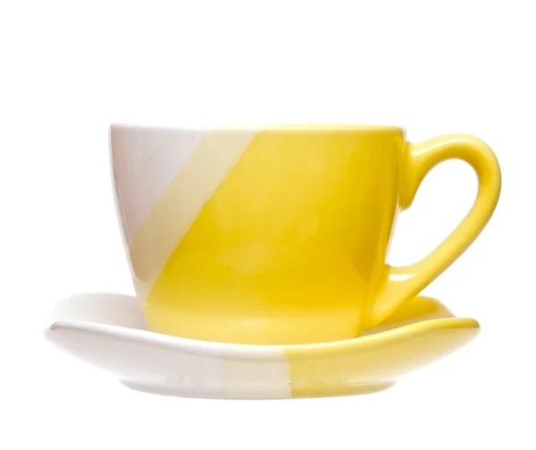 Жовта чашка чаю на білому тлі — стокове фото
