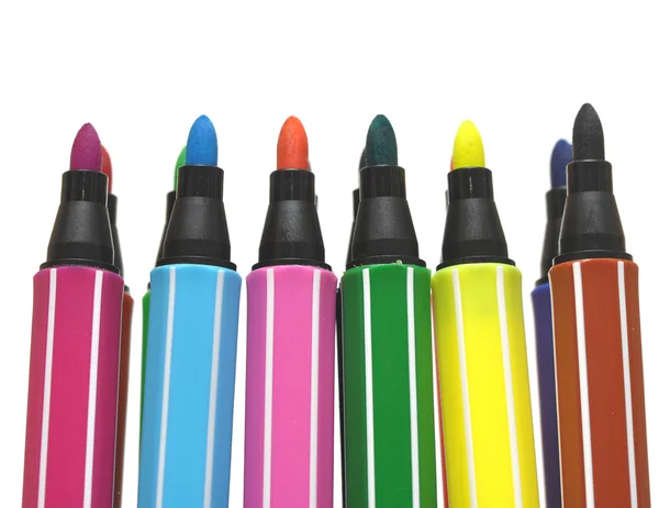 Beyaz bir arka plan üzerinde renkli Keçeli Kalemler — Stok fotoğraf