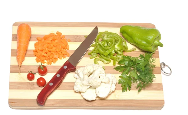 Stilleben för grönsaker och kökskniv på skärbrädan — Stockfoto