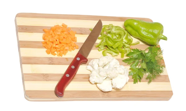 Bodegón de verduras y cuchillo de cocina en la tabla de cortar —  Fotos de Stock
