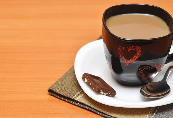 Kubek czarny gorąca kawa z czekoladą — Zdjęcie stockowe