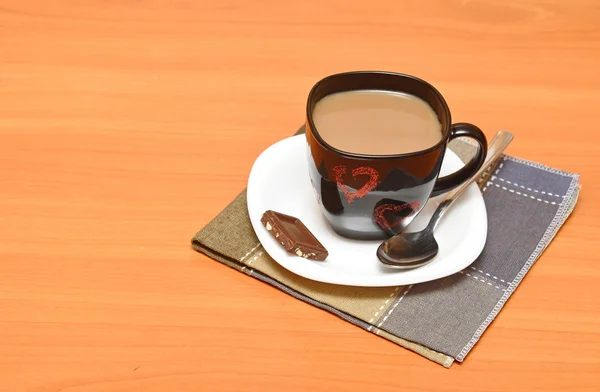 黑色热咖啡杯子与巧克力 — 图库照片