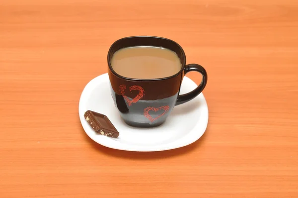 Tazza di caffè caldo nero con cioccolato — Foto Stock